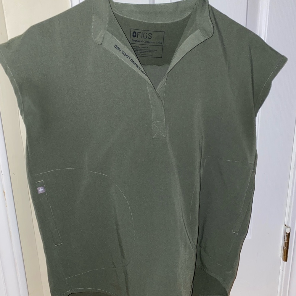 LIMITED EDITION FIGS MOSS RAFAELA OVERSIZED SCRUB TOP